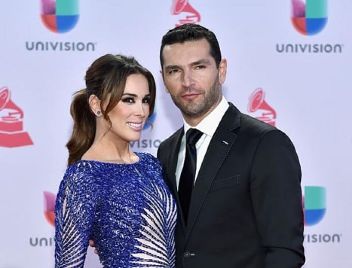 parteneri se țin în brațe și zâmbesc