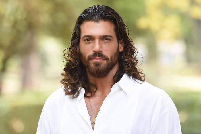actor poartă o cămașă albă cu mâneci lungi