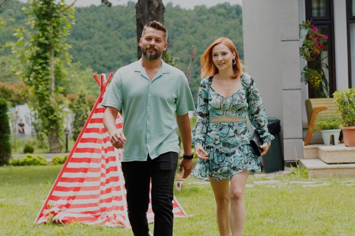 actori merg unul lângă celălalt