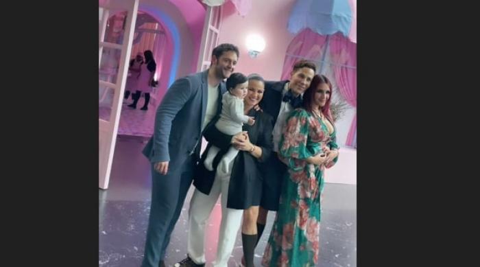 artiști stau unul lângă celălalt