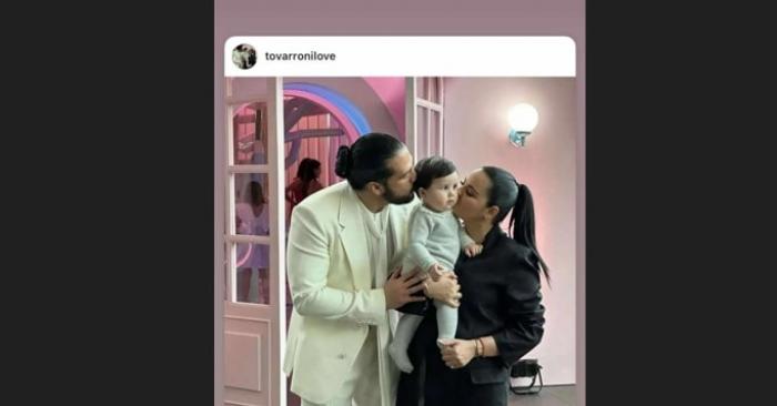 familie stă îmbrățișată