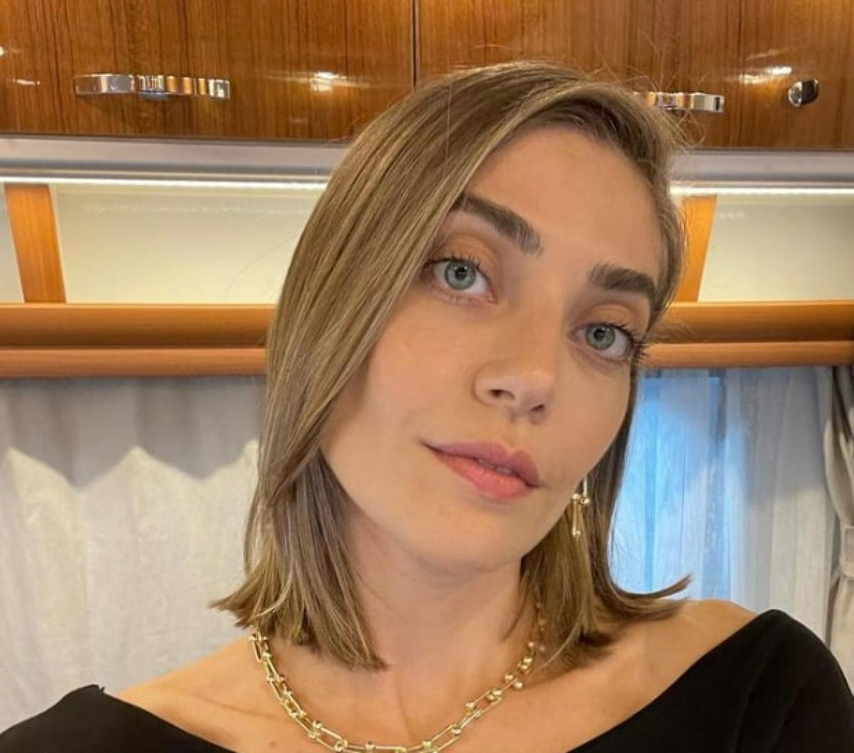 actrița poartă părul scurt și blond