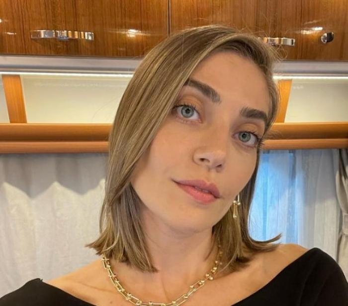 actrița poartă părul scurt și blond