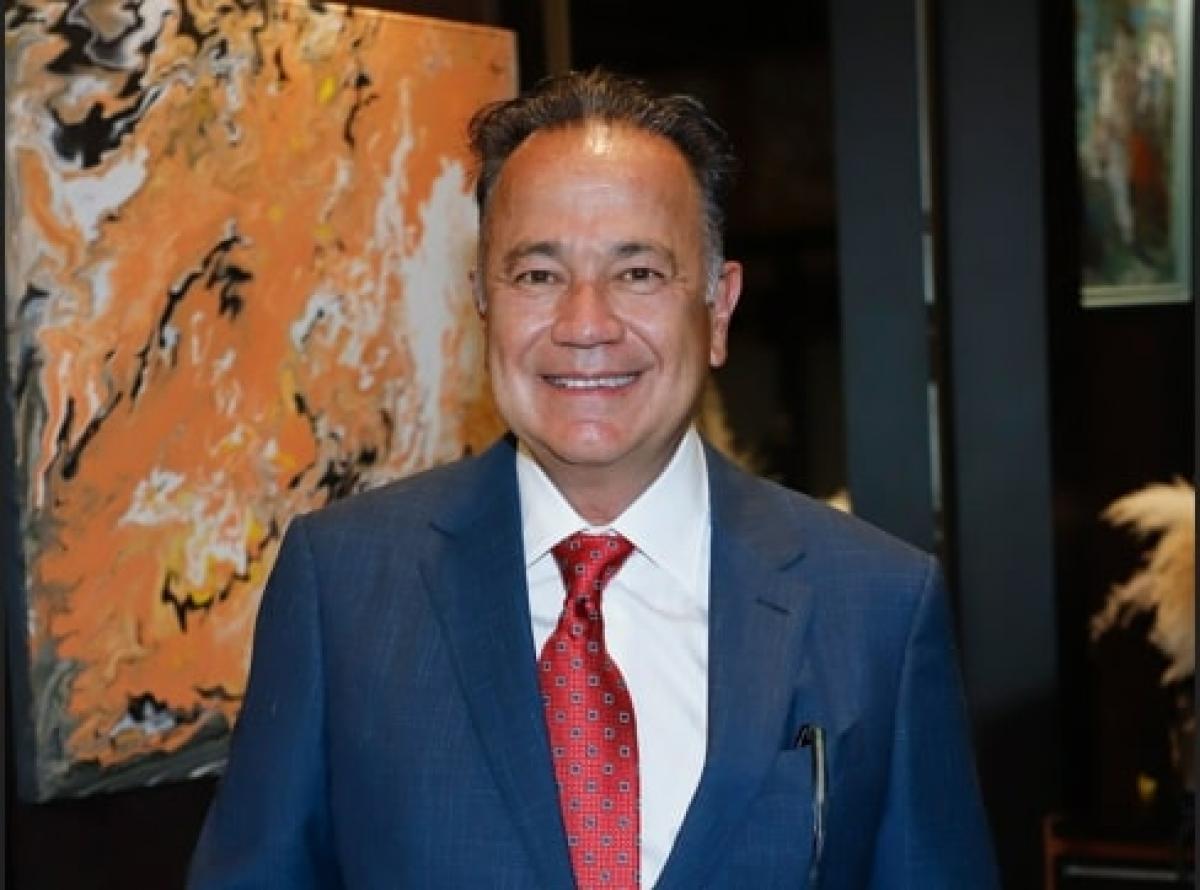 producător poartă cămașă albă și cravată roșie