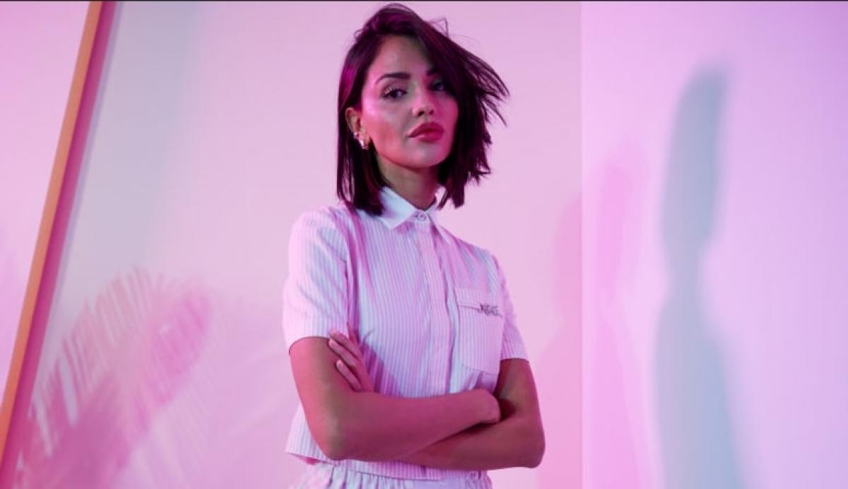 actrița poartă păr scurt și un costum alb