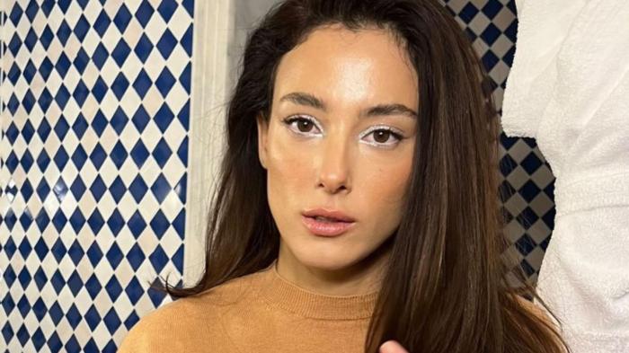 cansu tosun intr-un pulover culoarea mustar