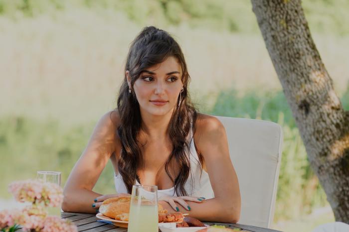 actrița poartă părul lung, desprins