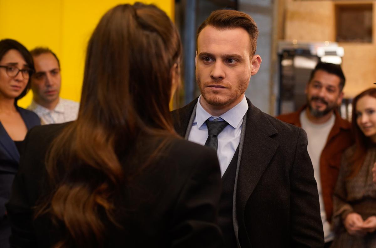 actor stau unul în fața celuilalt