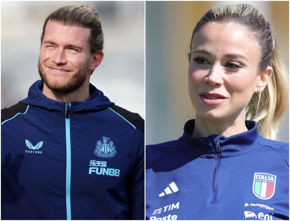 jucător de fotbal îmbrăcat în echipament albastru cu părul prins în cos și jurnalistă italiană cu părul prins în coadă