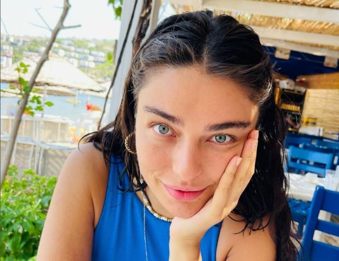 actrița poartă un maiou albastru și păr desprins