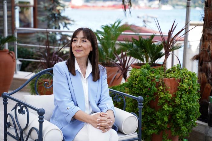 actriță poartă un costum alb și un sacou bleu