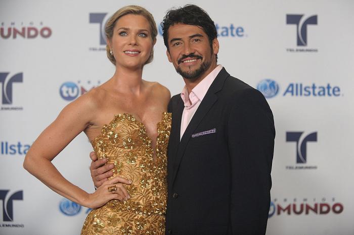 actori stau unul lângă celălalt și zâmbesc