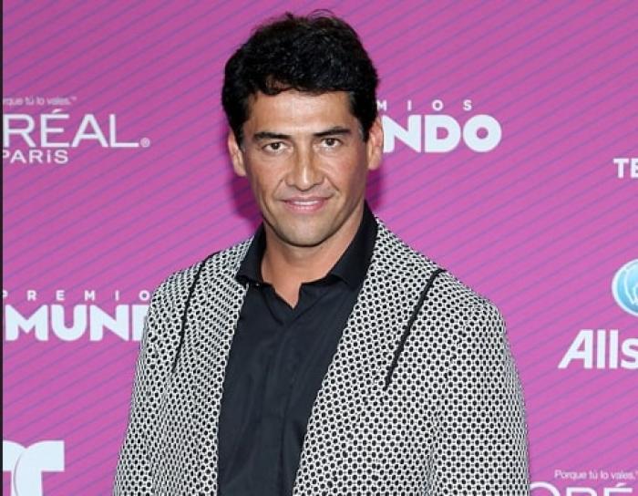 actor pe covorul roșu cu fundal mov