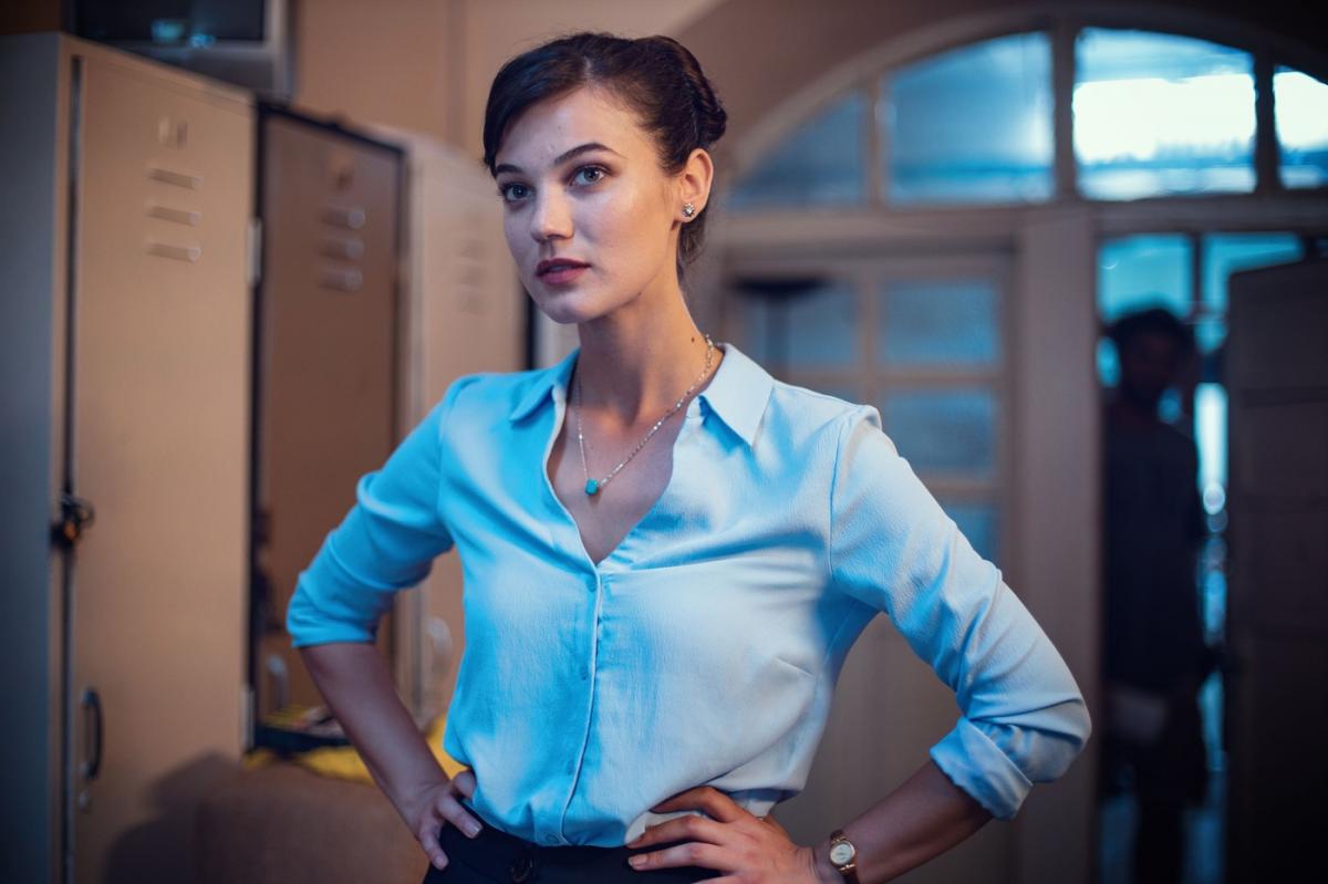 pinar deniz imbracata intr-o camasa albastra