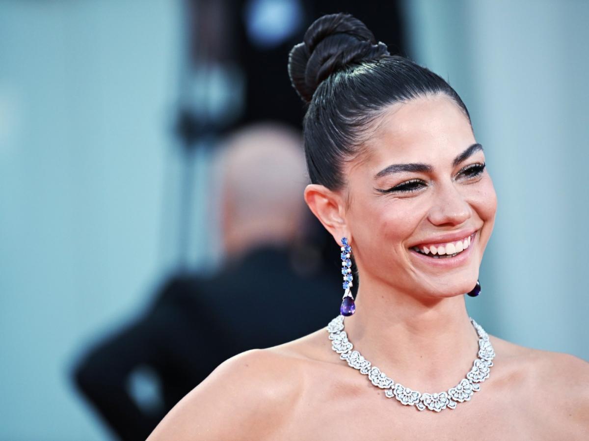 demet ozdemir imbracata in negru si cu un colier