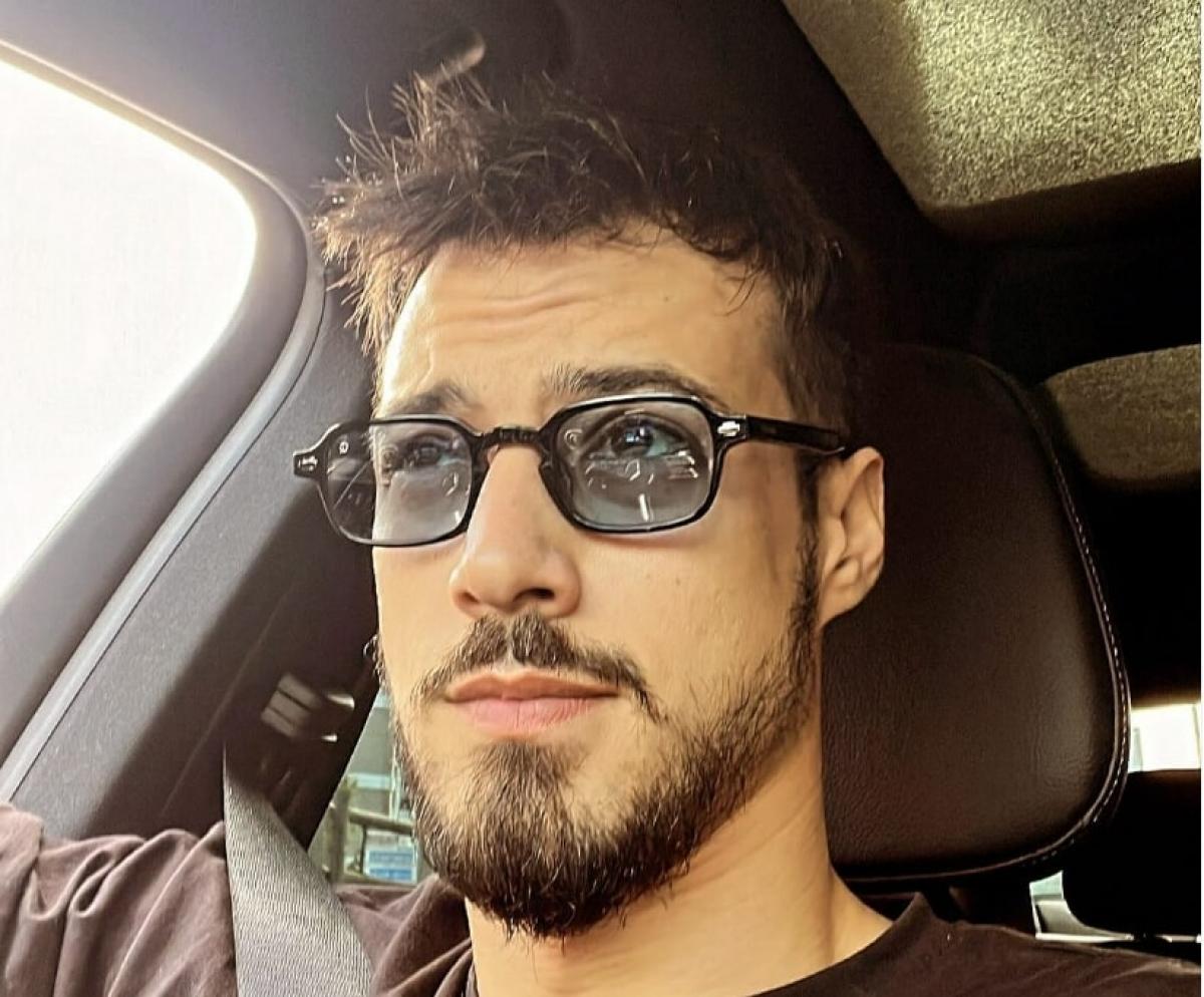 actor poartă ochelari de soare în mașină