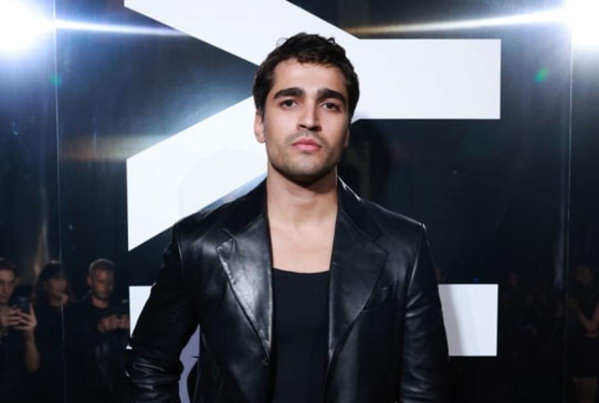 actor poartă o geacă neagră de piele