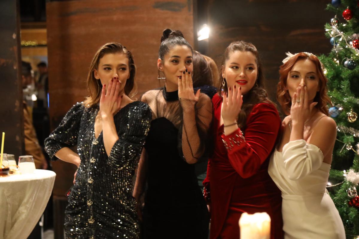 actrițe stau una lângă cealaltă și zâmbesc