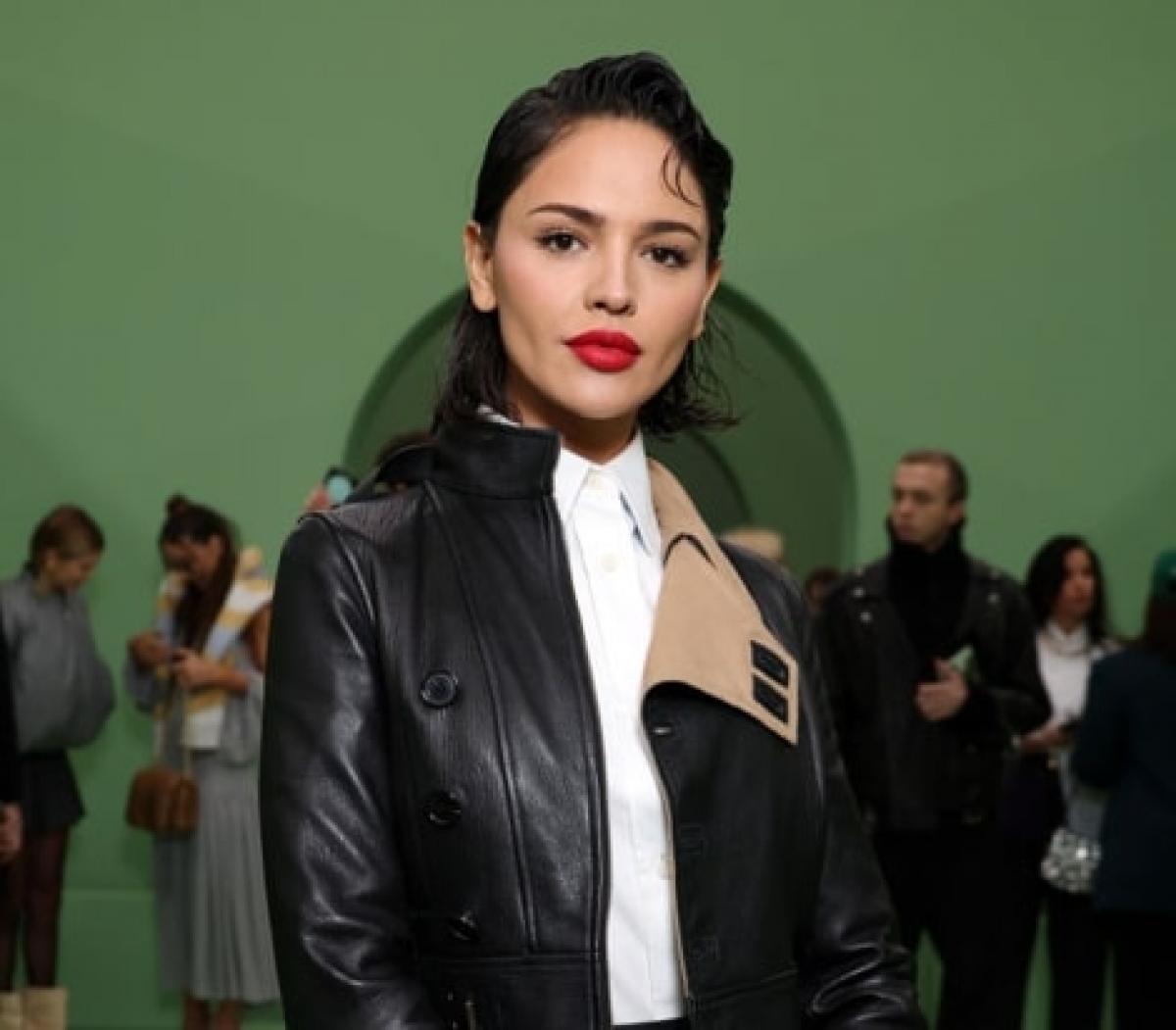 actriță are ruj roșu