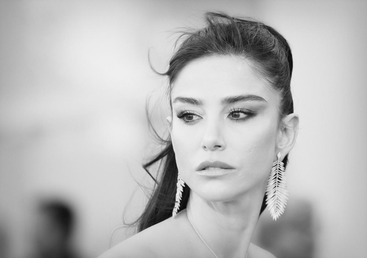 actrița poartă părul prins în coadă