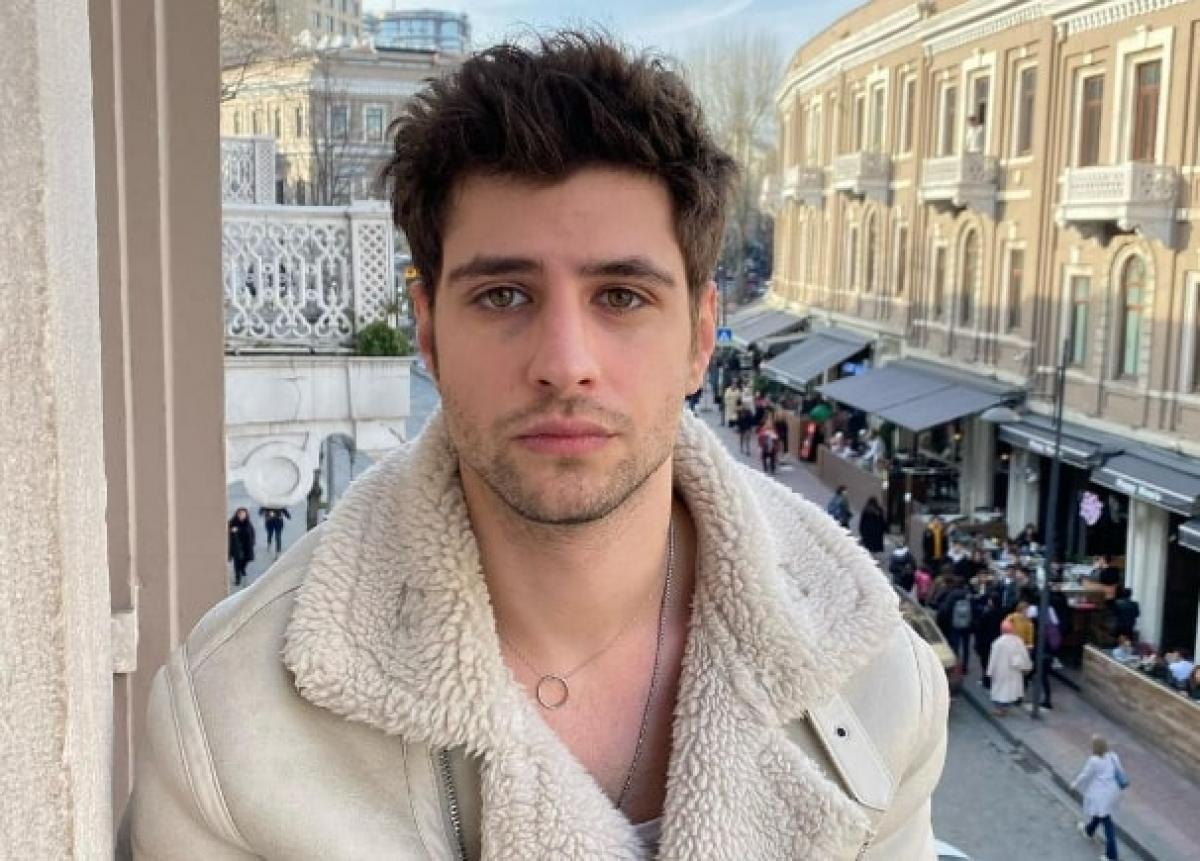 actor poartă o haină deschisă la culoare