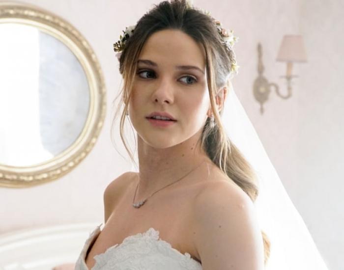 actriță poartă o rochie de mireasă albă