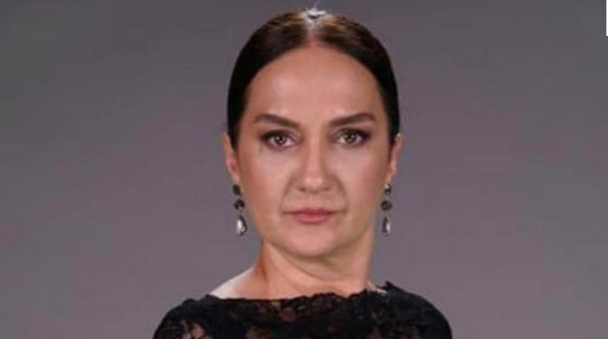 actrița poartă un păr în coc și cercei