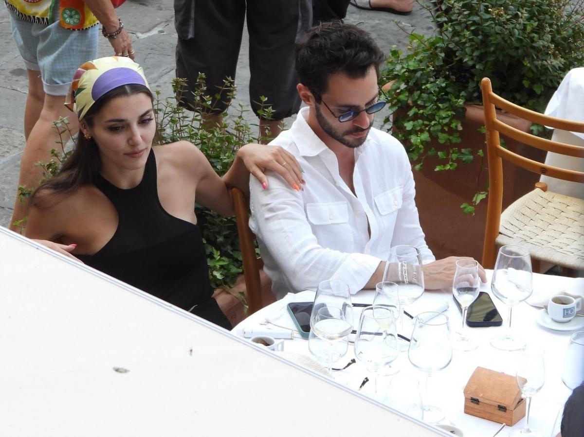 actrița stă lângă partener și zâmbește