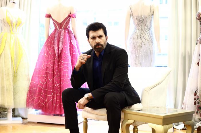actor stă într-un magazin de rochii