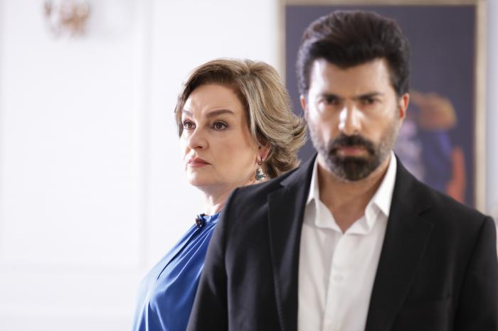 actor stă în fața actriței