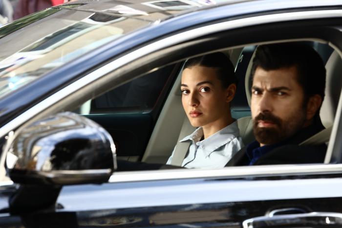 actori stau în mașină