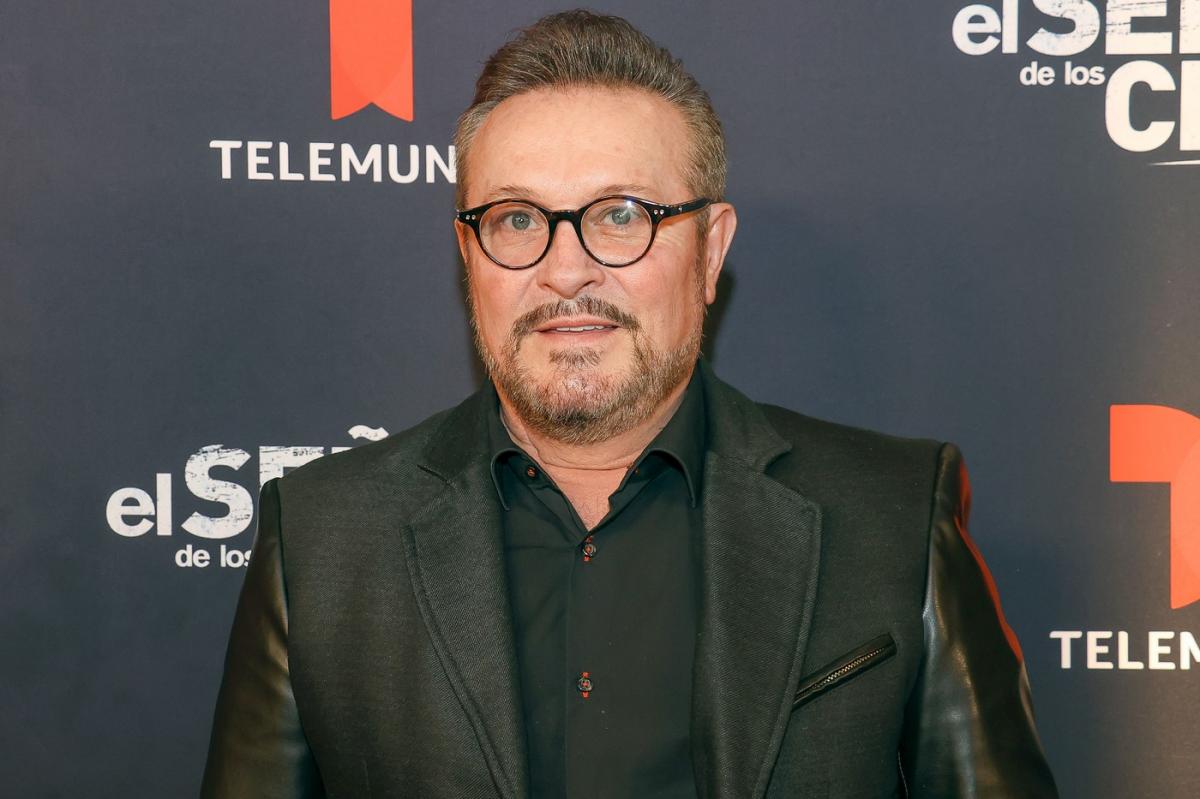 arturo peniche imbracat in negru