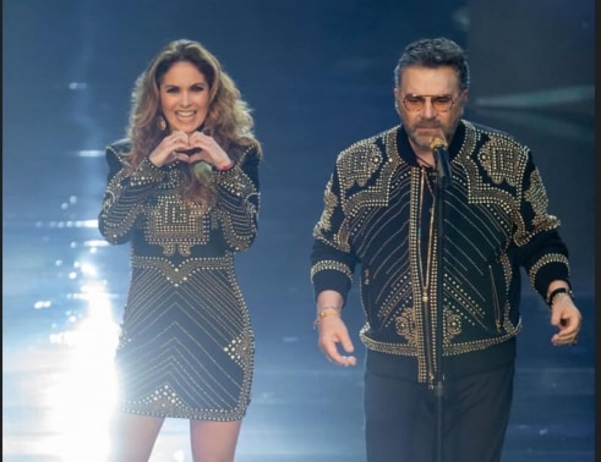 artiști pe scenă zâmbesc