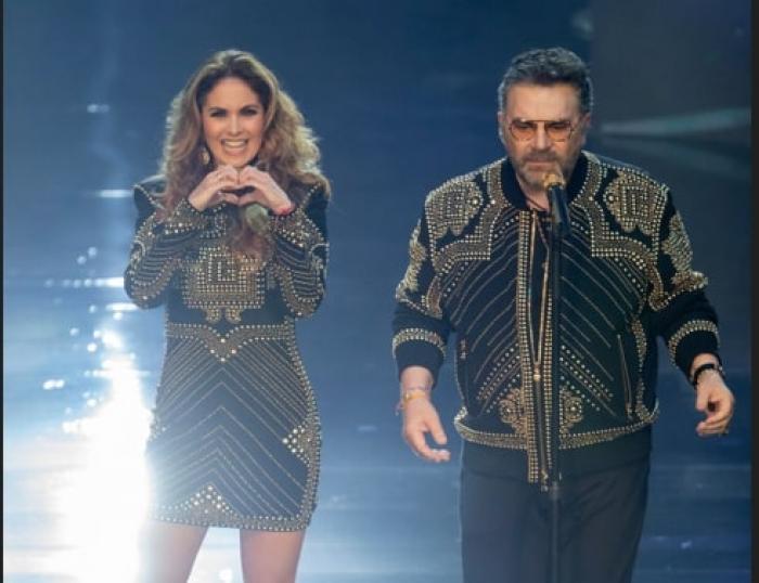 artiști pe scenă zâmbesc