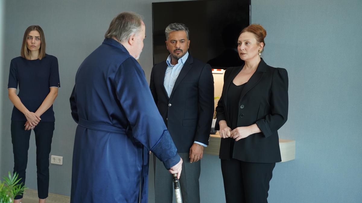 3 actori stau unul lângă celălalt