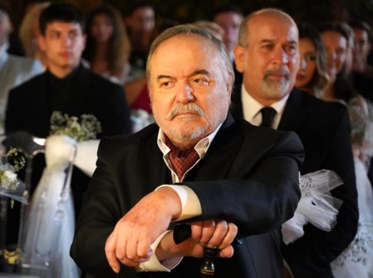 actor poartă costum și baston