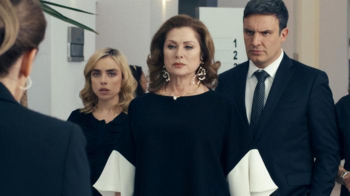 leticia calderon imbracata in negru alaturi de mai multe persoane