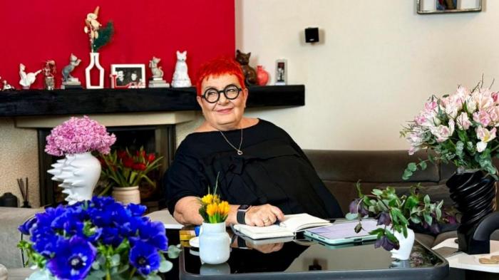 fundal roșu cu alb