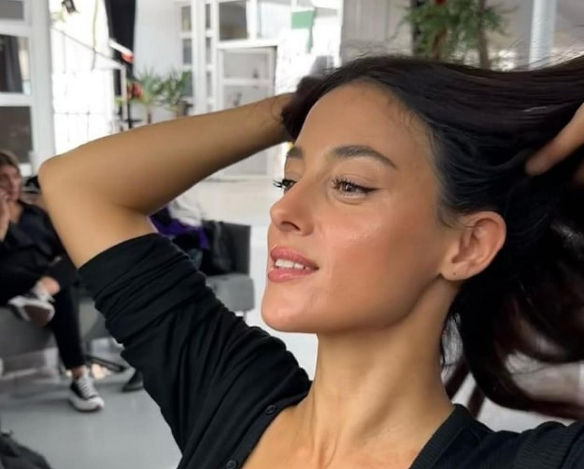 actriță poartă părul lung, desprins