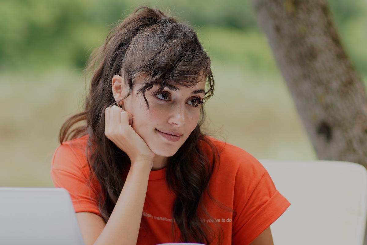 actrița poartă un tricou portocaliu