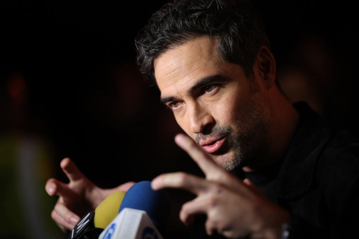 actor cu microfoane în față