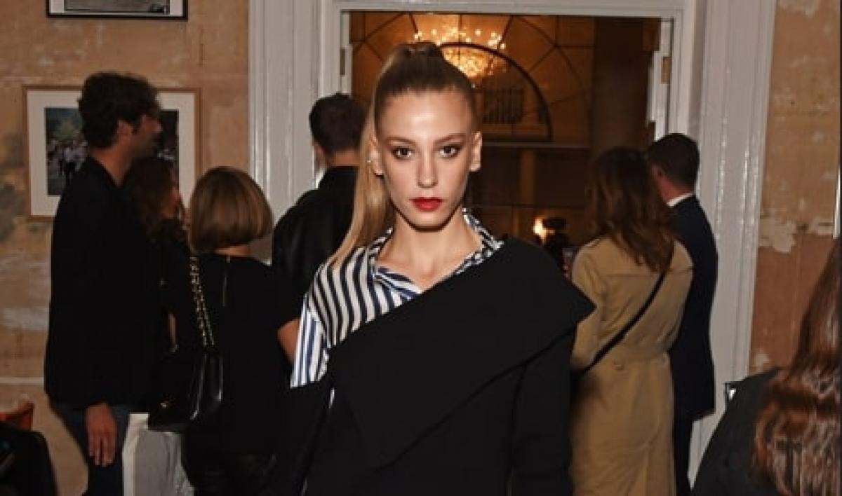 actriță poartă părul prins în coadă