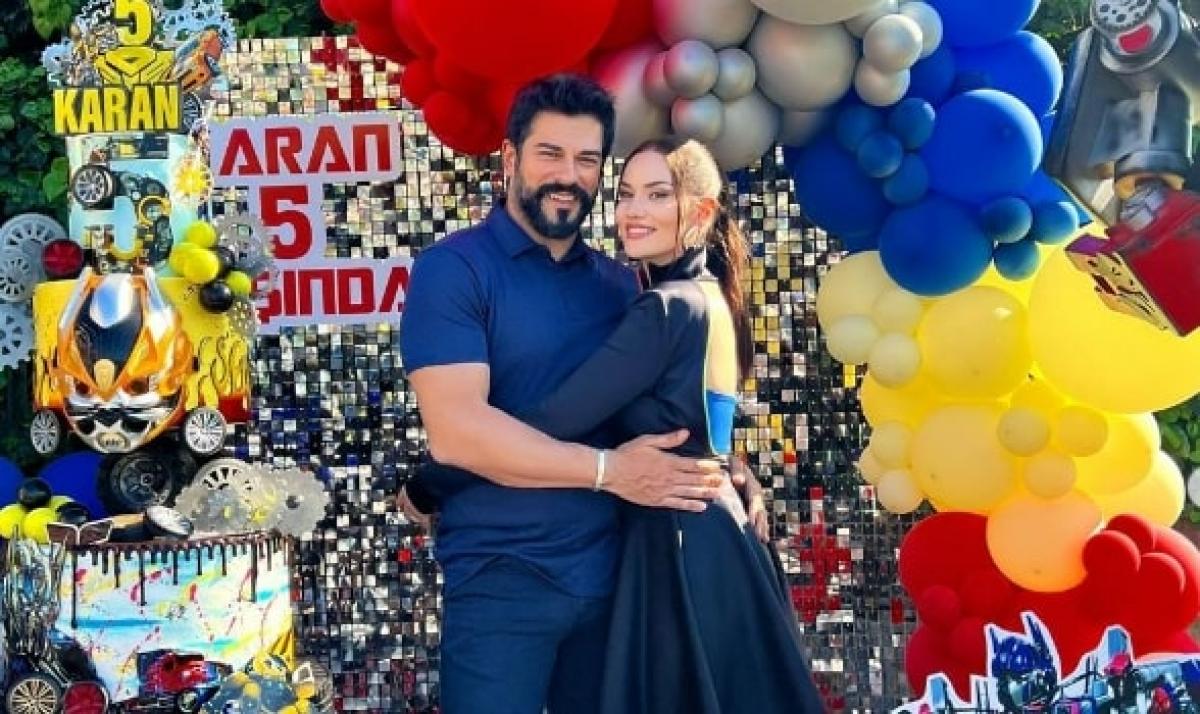 actori se țin în brațe