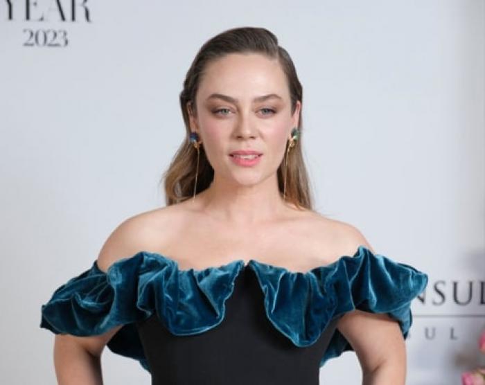 actriță poartă rochie cu umerii goi