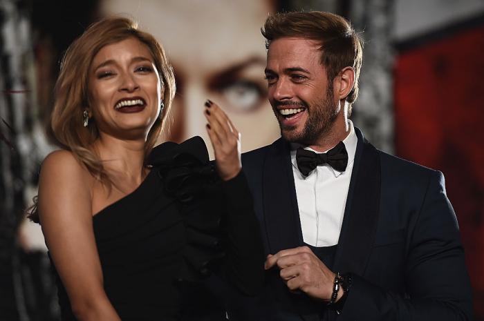 actori stau unul lângă celălalt