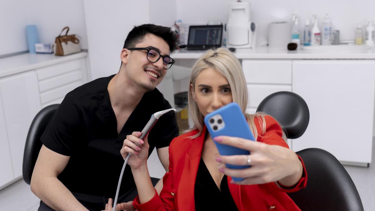 oameni în cabinet stomatologic