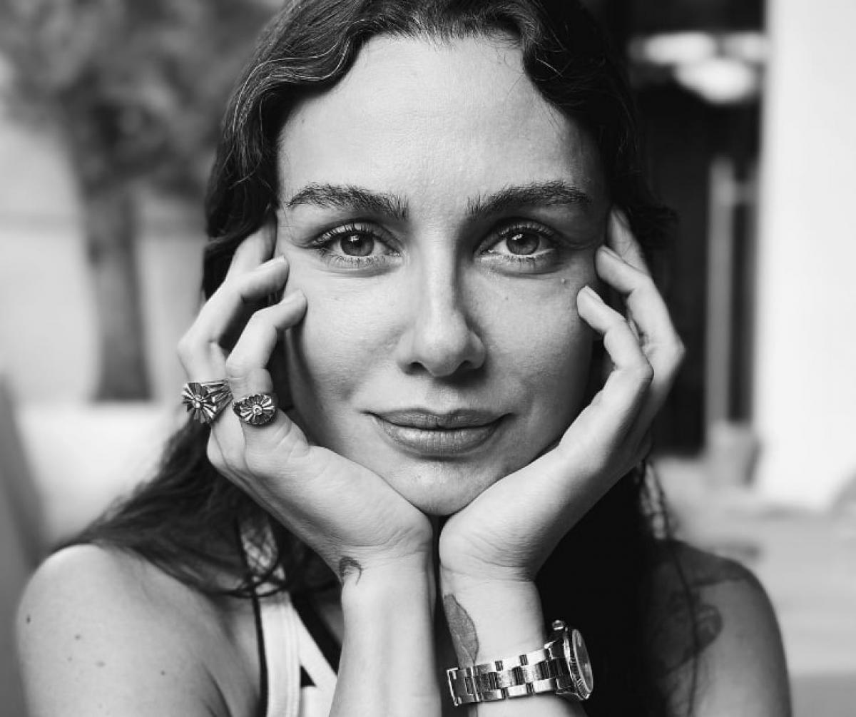 actriță poartă părul lung