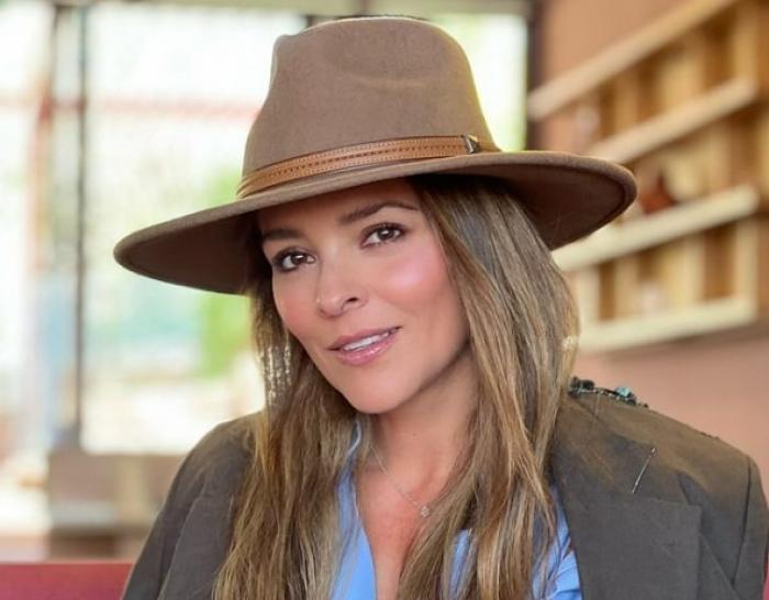 actriță poartă pălărie