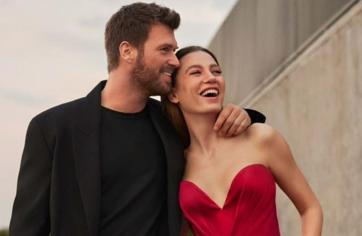 actori stau unul lângă celălalt