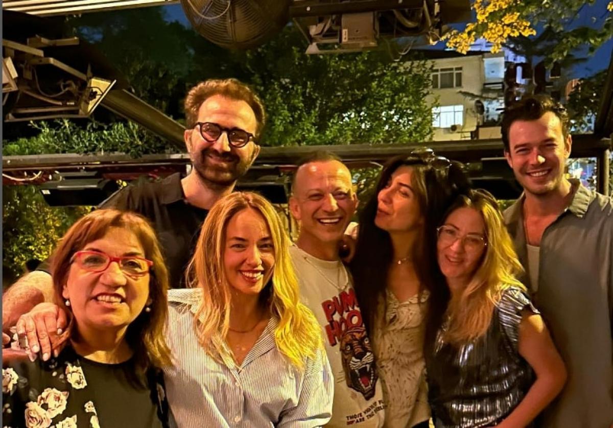 prieteni stau unul lângă celălalt